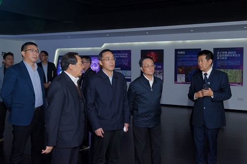 參觀展廳2.jpg 參觀展廳2.jpg