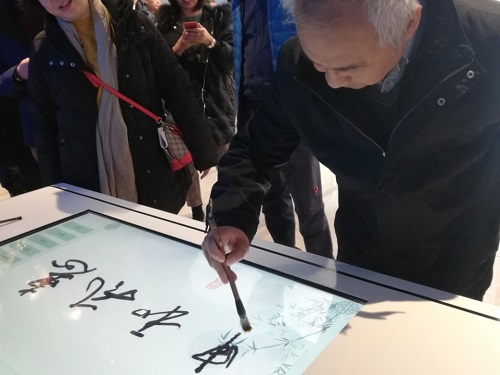 張平書記參與體驗(yàn)活動.jpg 張平書記參與體驗(yàn)活動.jpg